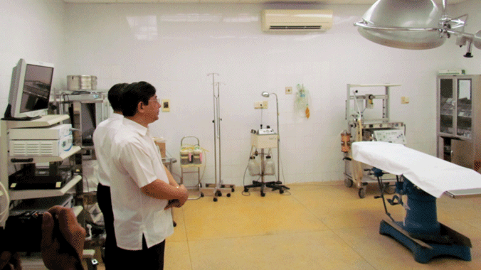 PGS.TS Lương Ngọc Khuê xem xét phòng phẫu thuật số 1 tại BV87, nơi bé Tuyết Vân và bé Tuấn Hữu bị tai biến, sau đó tử vong 