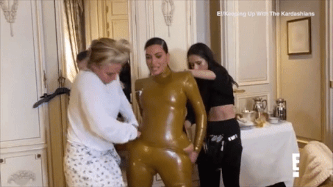 Kim Kardashian đau đớn đến mức văng tục do mặc đồ bó cứng cơ thể