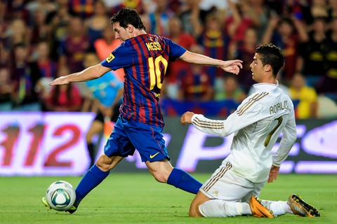 Thật ấn tượng khi chứng kiến Ronaldo quỳ gối trước Messi trên sân cỏ. Hãy xem hình ảnh để thấy rõ tinh thần thượng lượng, tôn trọng đối thủ và tình huynh đệ giữa hai siêu sao.