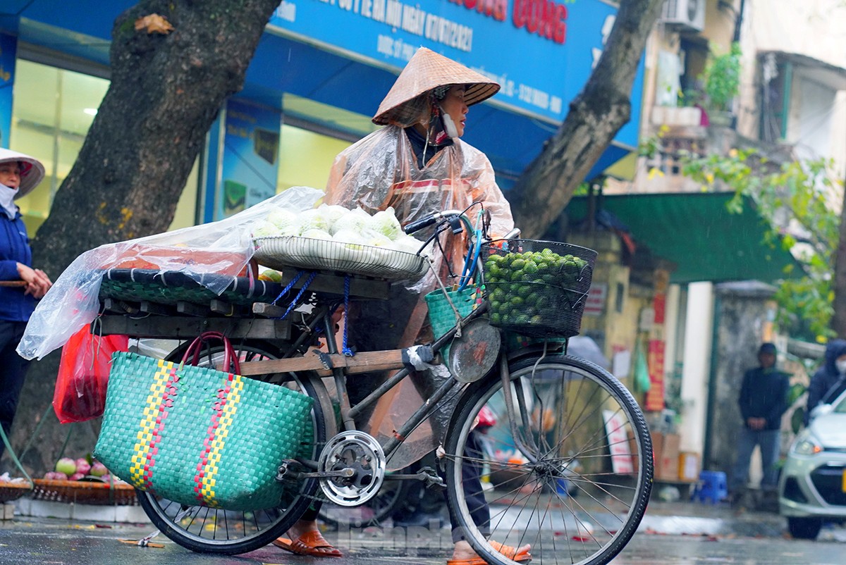 Lao động đường phố không ngừng lao động với thời tiết khắc nghiệt, chiếc xe đạp chở người luôn là người đồng hành đáng tin cậy. Ảnh sẽ tái hiện đầy đủ tầm quan trọng của chiếc xe này trong cuộc sống của người Việt.