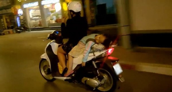 Mẹ diễn xiếc chở con trên xe máy - Xe máy không chỉ để di chuyển, mà còn là nơi để chia sẻ tình cảm giữa con cái và bậc cha mẹ. Hãy cùng thưởng thức hình ảnh mẹ diễn xiếc chở con trên chiếc xe máy và hãy để nó là niềm tự hào cho mọi gia đình Việt.