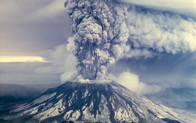 Núi lửa, phun trào, thảm hoạ: Mặc dù phun trào của núi lửa sẽ khiến bạn nghĩ đến những thảm hoạ, nhưng đừng quên rằng sự kiện đó là một cuộc khám phá tuyệt vời của thiên nhiên. Cảnh sắc đáng sợ là một phần của quá trình tạo ra đất đai của hành tinh chúng ta. Hãy khám phá những hình ảnh vô cùng ấn tượng của phun trào núi lửa và cảm nhận những trải nghiệm thú vị khi chứng kiến sự tạo ra và tiếp tục phát triển của trái đất.