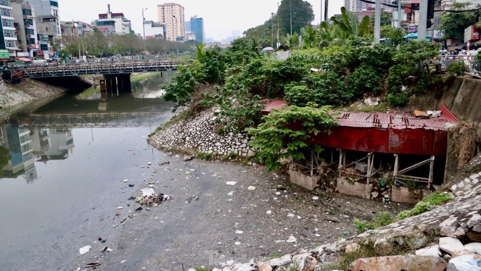 Hãy xem hình ảnh liên quan đến ô nhiễm môi trường nước để nhận ra tầm quan trọng của việc bảo vệ nguồn tài nguyên quý giá này. Đồng thời, hình ảnh đó cũng mang đến những thông tin mới nhất về tình hình ô nhiễm môi trường nước tại Việt Nam.