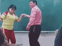 4 thầy giáo "bá đạo" thích khiêu vũ, chơi ném bóng nước cùng học trò ảnh 1