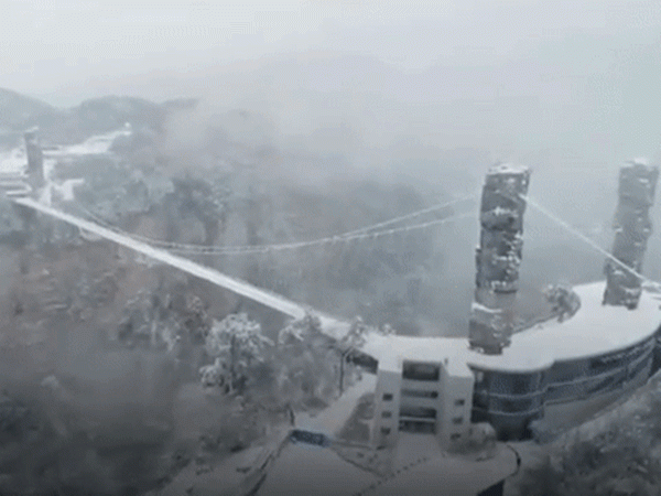 Cầu đáy kính cao nhất và dài nhất thế giới đóng cửa vì băng tuyết phủ trắng