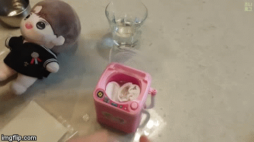 Fan Kpop bỏ tiền mua máy giặt mini chỉ để giặt đồ cho búp bê idol, liệu có đáng? ảnh 4