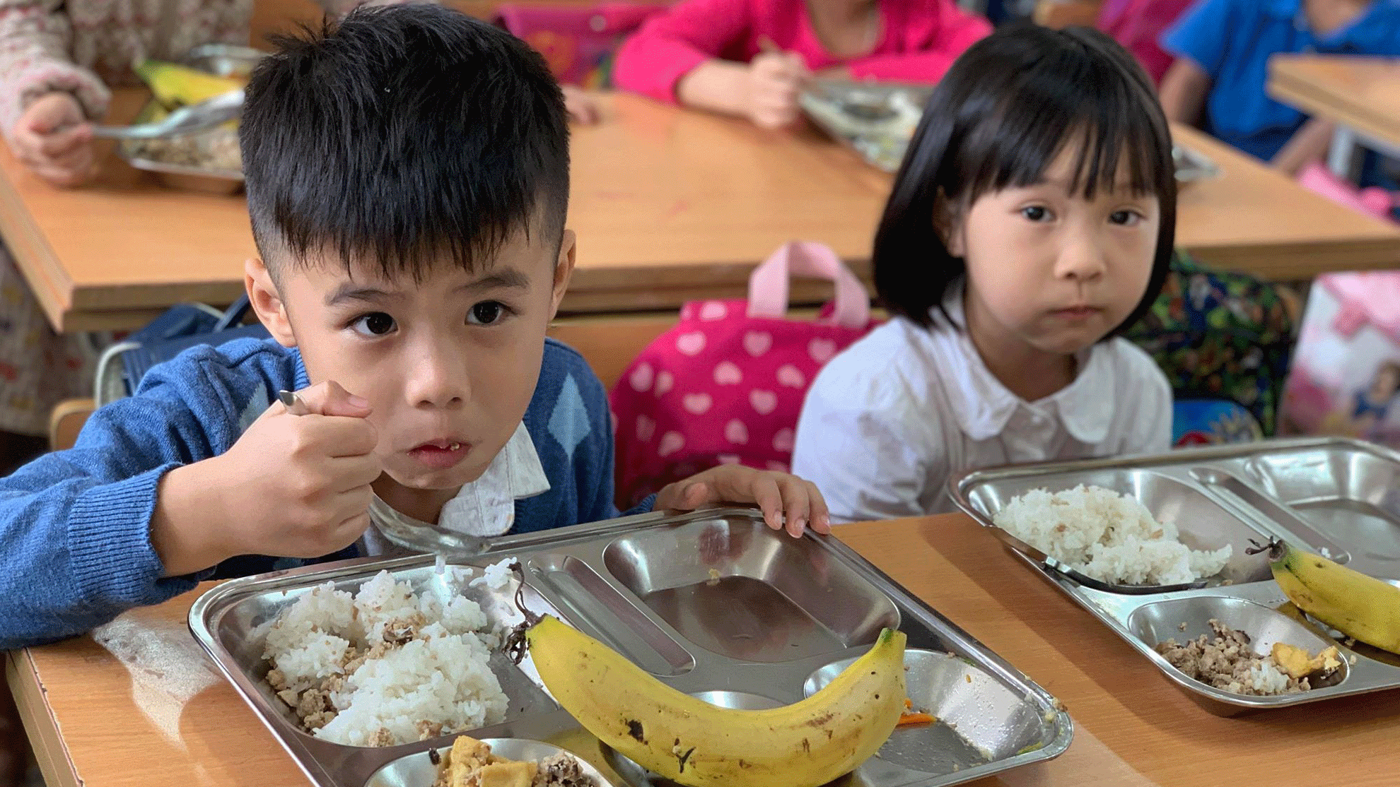 Phụ huynh bắt quả tang hàng chục kg gà ôi thiu tuồn vào trường tiểu học ở Hà Nội ảnh 1