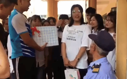 Học sinh cuối cấp chạy tới chỗ bác bảo vệ và hành động thật bất ngờ! ảnh 2