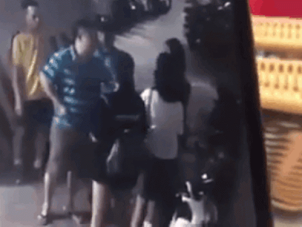 Hà Nội: Người đàn ông nghi say xỉn rồi sàm sỡ, hành hung phụ nữ tại tầng hầm chung cư