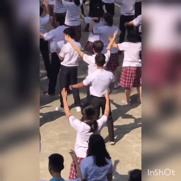 Tham gia concert của thần tượng, nữ sinh vẫn không quên mang theo sách vở để học bài ảnh 2