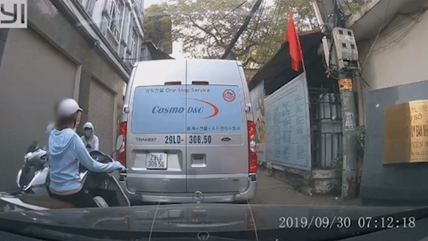 Công an xác minh gã đàn ông lái SH nhổ nước bọt vào mặt cô gái vì chưa kịp nhường đường ảnh 1