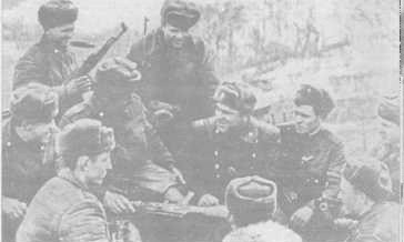 Chỉ huy trưởng phân đội cơ động mạnh của đơn vị biên phòng số 57 đại tá E.I.Yanshin cùng với các chiến sĩ biên phòng của mình, 15 tháng 3 năm 1969