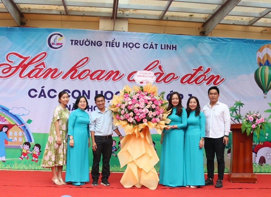 Hà Nội: Tiểu học Cát Linh đón các bạn học sinh lớp 1, tween làm "biển tim" cảm ơn bố mẹ ảnh 13