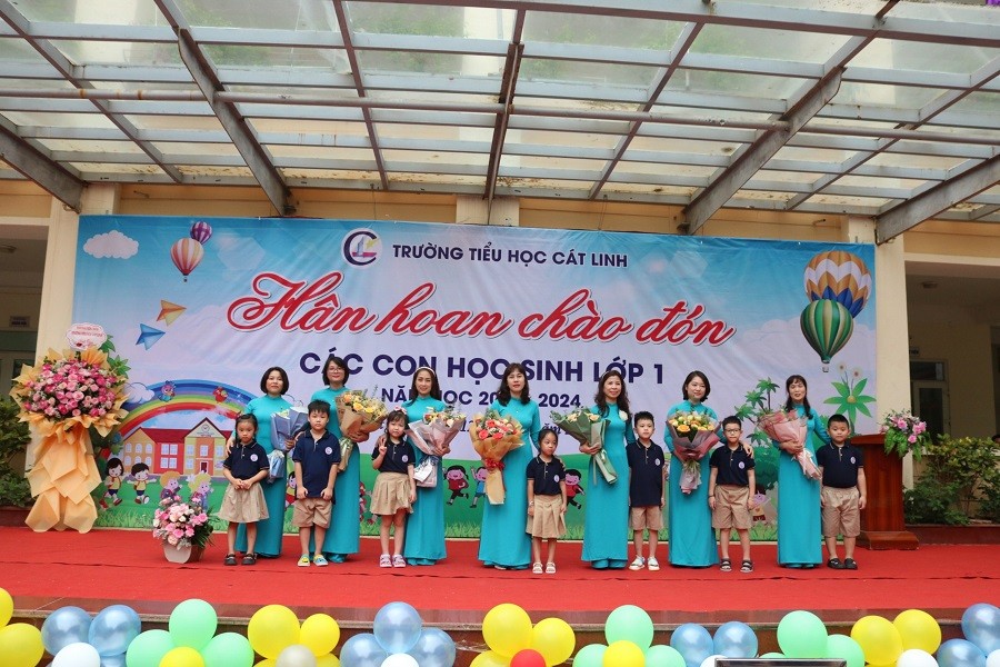Hà Nội: Tiểu học Cát Linh đón các bạn học sinh lớp 1, tween làm "biển tim" cảm ơn bố mẹ ảnh 14