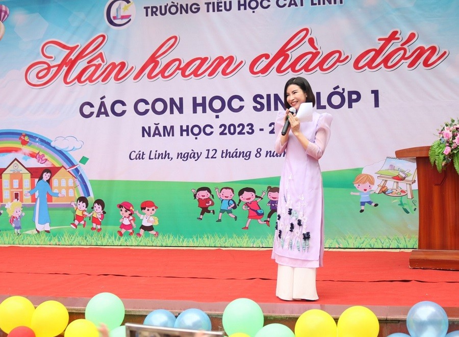 Hà Nội: Tiểu học Cát Linh đón các bạn học sinh lớp 1, tween làm "biển tim" cảm ơn bố mẹ ảnh 9