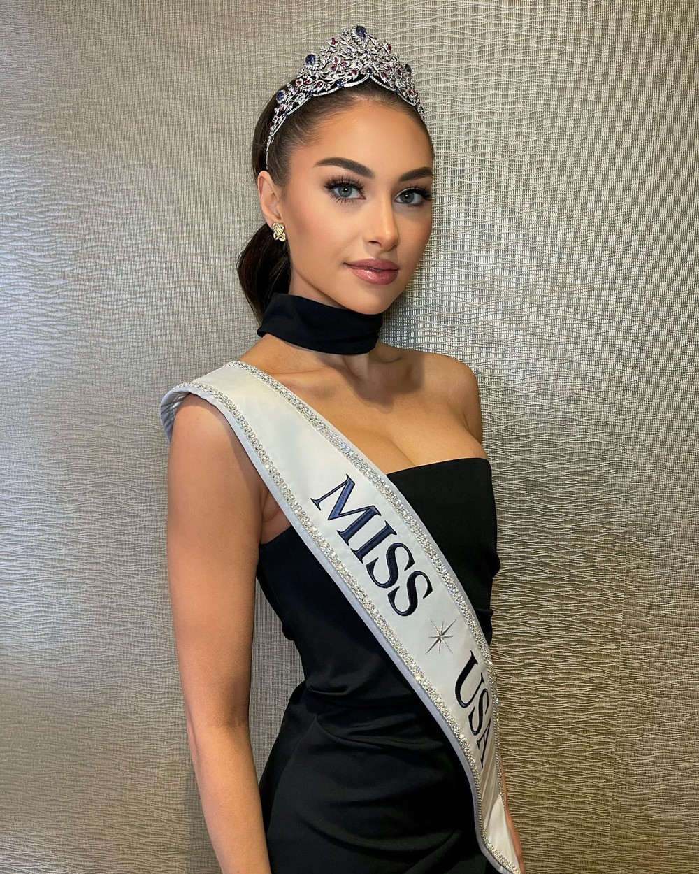 Câu chuyện về chiếc váy của Miss Universe Philippines 2023 trong bộ ảnh sau  khi đăng quang