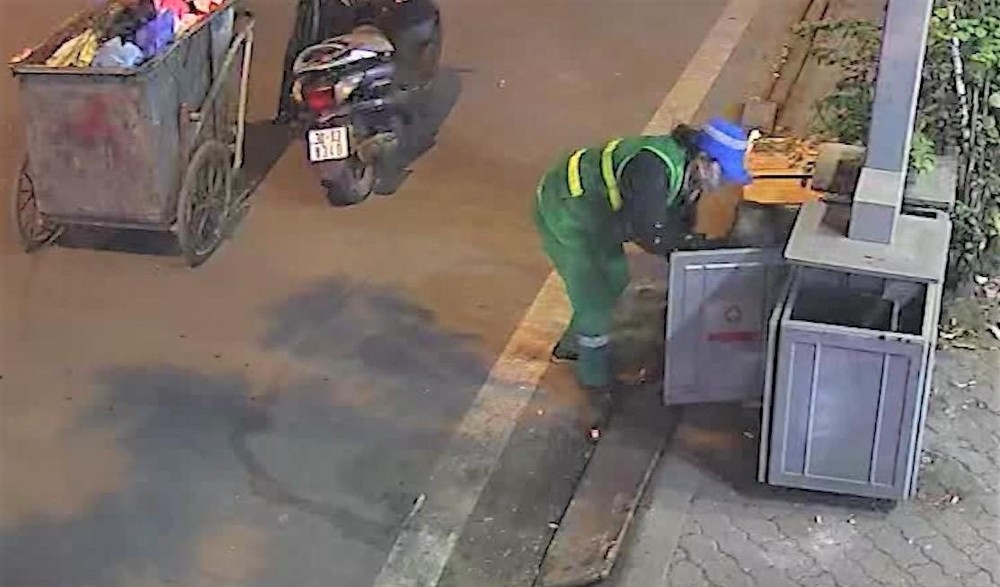 Lộ nguyên nhân nhân viên công ty môi trường lật úp nhiều thùng rác hiện đại ảnh 1