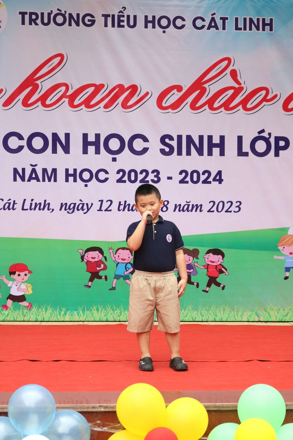 Hà Nội: Tiểu học Cát Linh đón các bạn học sinh lớp 1, tween làm "biển tim" cảm ơn bố mẹ ảnh 10