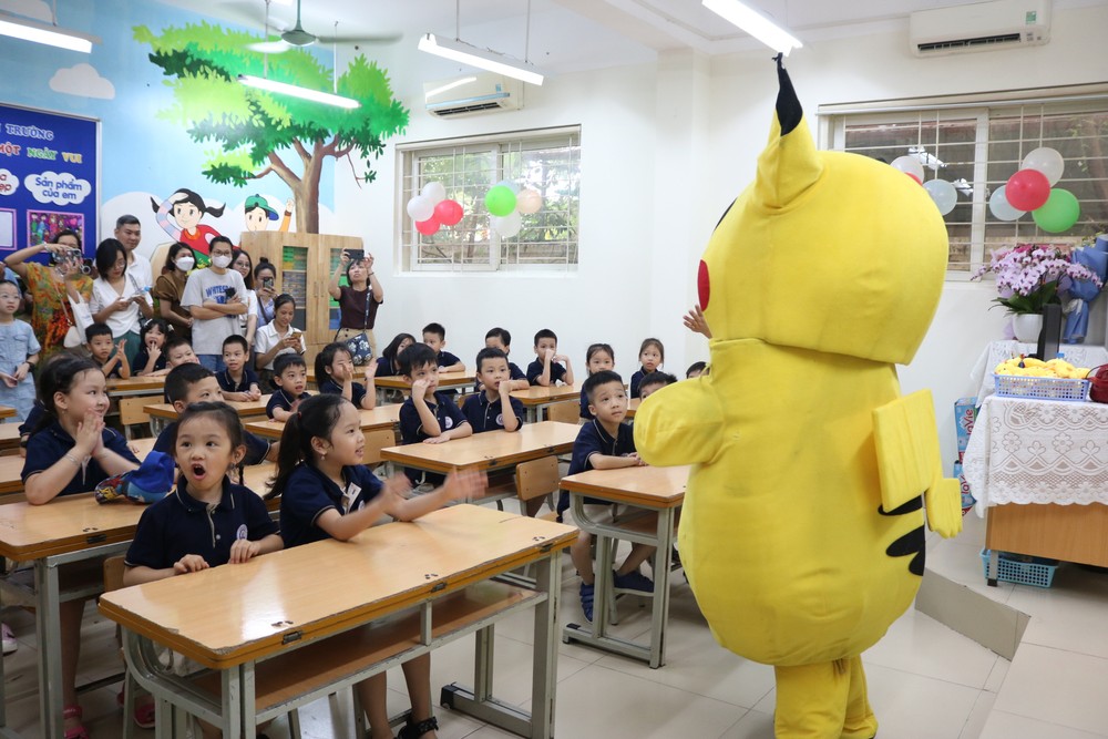 Hà Nội: Tiểu học Cát Linh đón các bạn học sinh lớp 1, tween làm "biển tim" cảm ơn bố mẹ ảnh 17