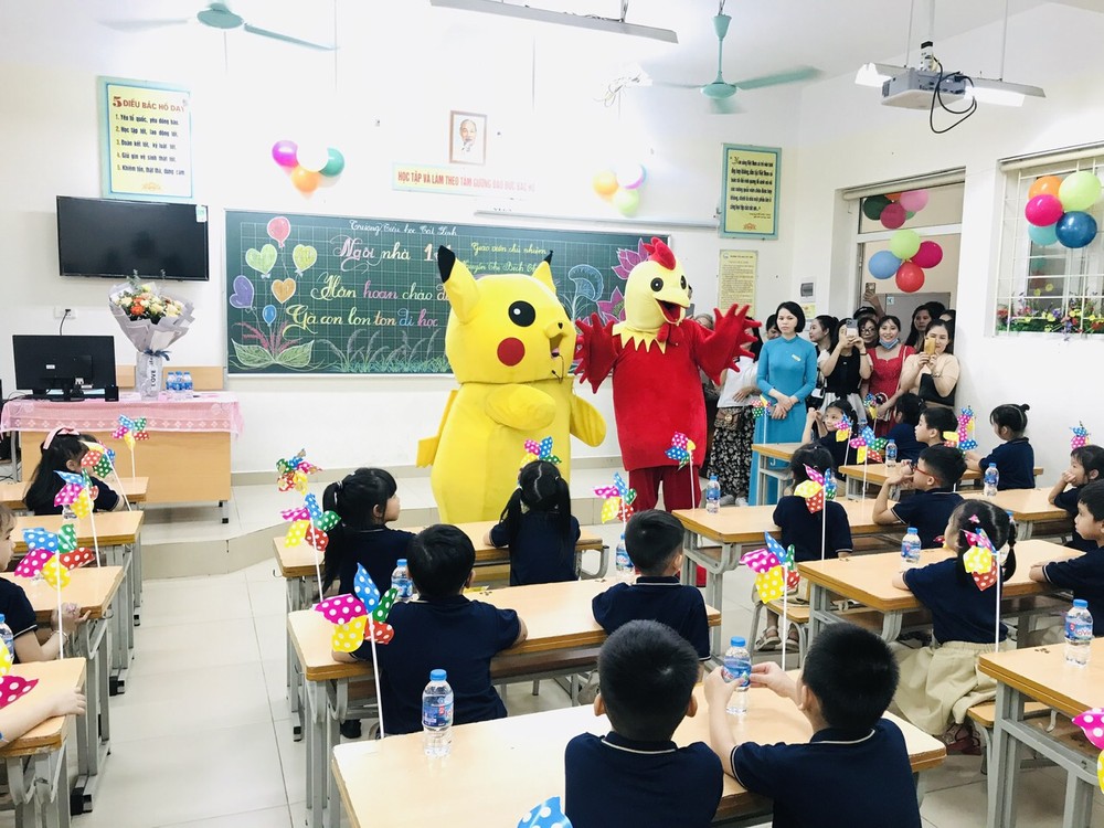 Hà Nội: Tiểu học Cát Linh đón các bạn học sinh lớp 1, tween làm "biển tim" cảm ơn bố mẹ ảnh 19