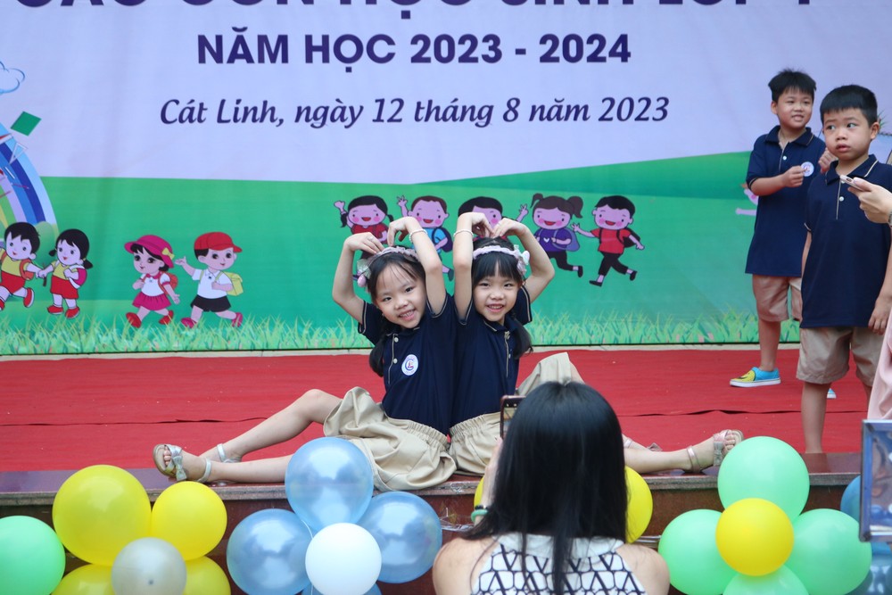 Hà Nội: Tiểu học Cát Linh đón các bạn học sinh lớp 1, tween làm "biển tim" cảm ơn bố mẹ ảnh 1
