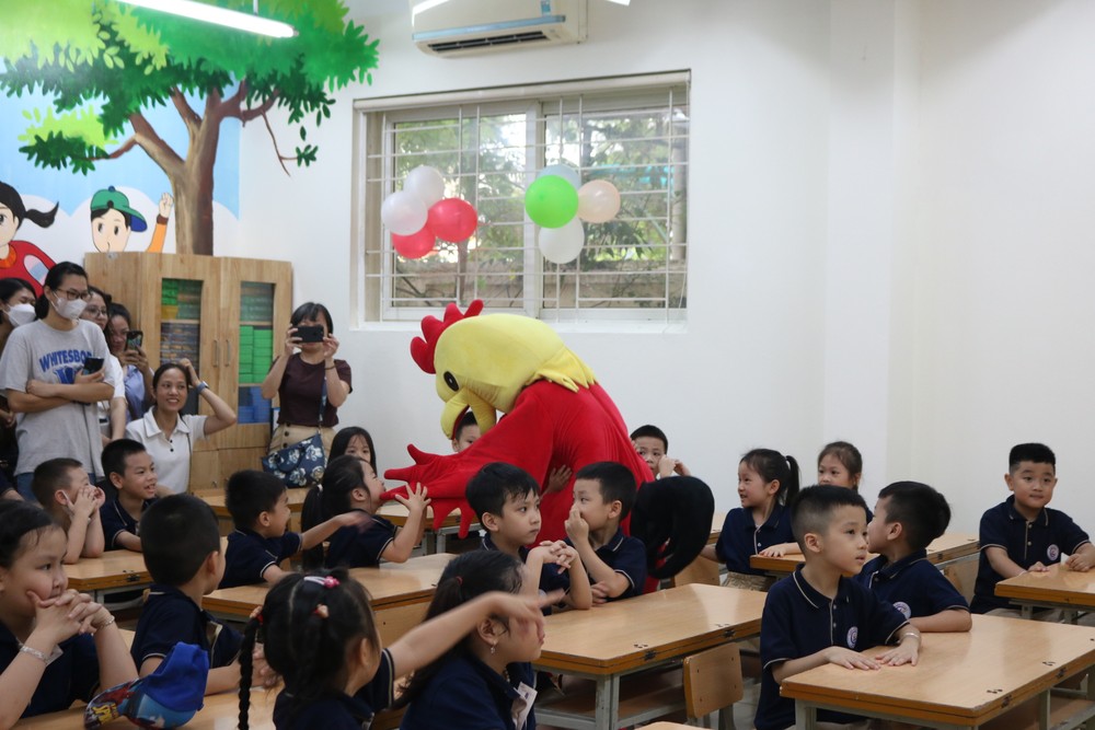 Hà Nội: Tiểu học Cát Linh đón các bạn học sinh lớp 1, tween làm "biển tim" cảm ơn bố mẹ ảnh 18