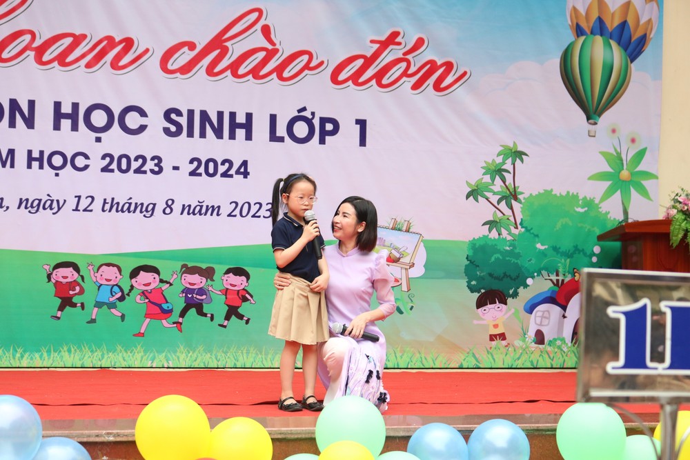 Hà Nội: Tiểu học Cát Linh đón các bạn học sinh lớp 1, tween làm "biển tim" cảm ơn bố mẹ ảnh 12