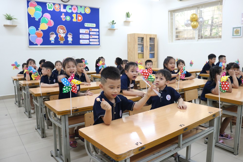 Hà Nội: Tiểu học Cát Linh đón các bạn học sinh lớp 1, tween làm "biển tim" cảm ơn bố mẹ ảnh 15