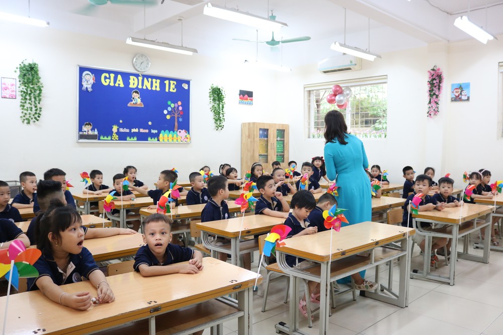 Hà Nội: Tiểu học Cát Linh đón các bạn học sinh lớp 1, tween làm "biển tim" cảm ơn bố mẹ ảnh 16