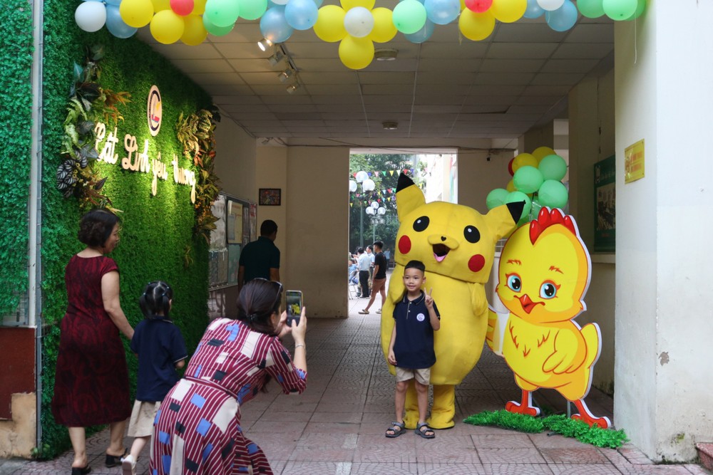 Hà Nội: Tiểu học Cát Linh đón các bạn học sinh lớp 1, tween làm "biển tim" cảm ơn bố mẹ ảnh 2