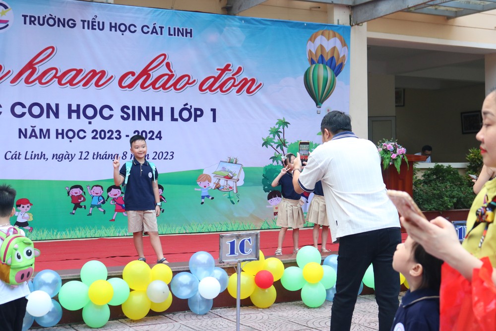 Hà Nội: Tiểu học Cát Linh đón các bạn học sinh lớp 1, tween làm "biển tim" cảm ơn bố mẹ ảnh 3