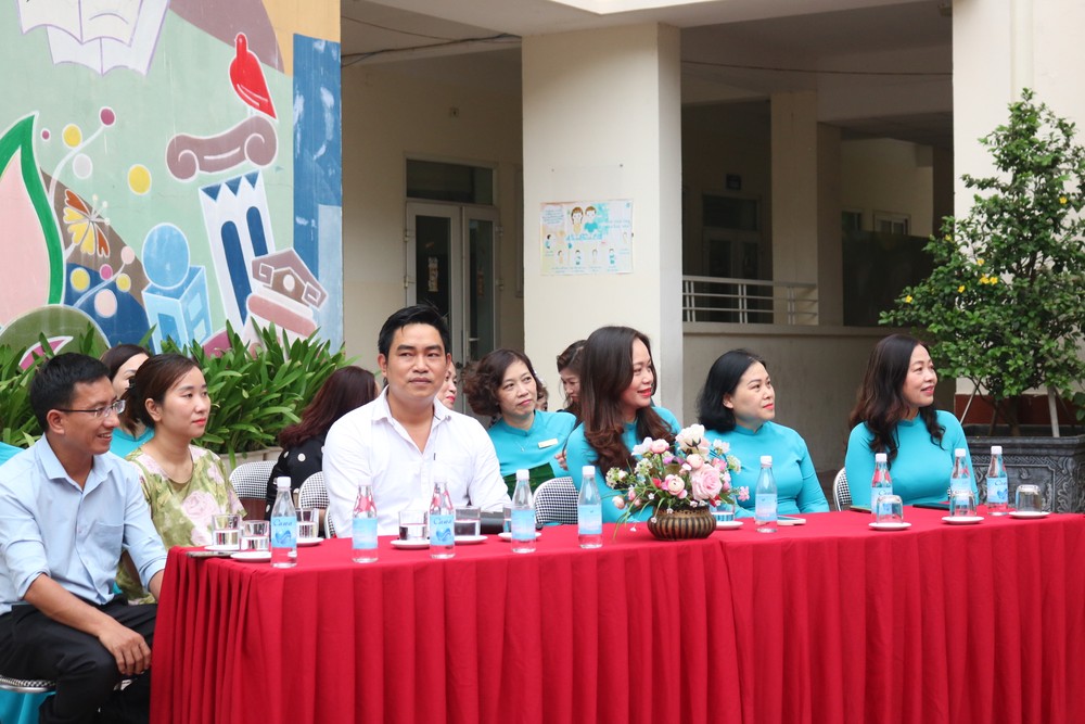Hà Nội: Tiểu học Cát Linh đón các bạn học sinh lớp 1, tween làm "biển tim" cảm ơn bố mẹ ảnh 4