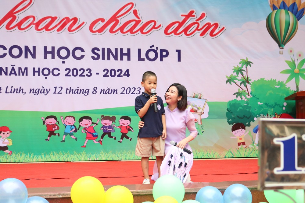 Hà Nội: Tiểu học Cát Linh đón các bạn học sinh lớp 1, tween làm "biển tim" cảm ơn bố mẹ ảnh 11