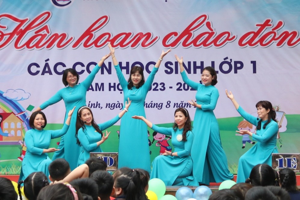 Hà Nội: Tiểu học Cát Linh đón các bạn học sinh lớp 1, tween làm "biển tim" cảm ơn bố mẹ ảnh 7