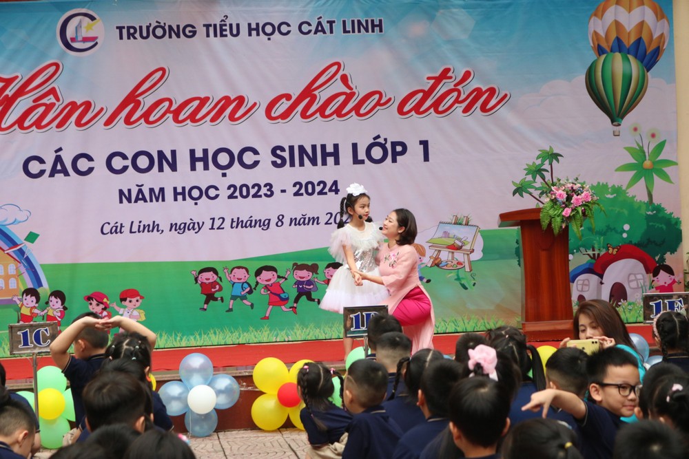 Hà Nội: Tiểu học Cát Linh đón các bạn học sinh lớp 1, tween làm "biển tim" cảm ơn bố mẹ ảnh 8