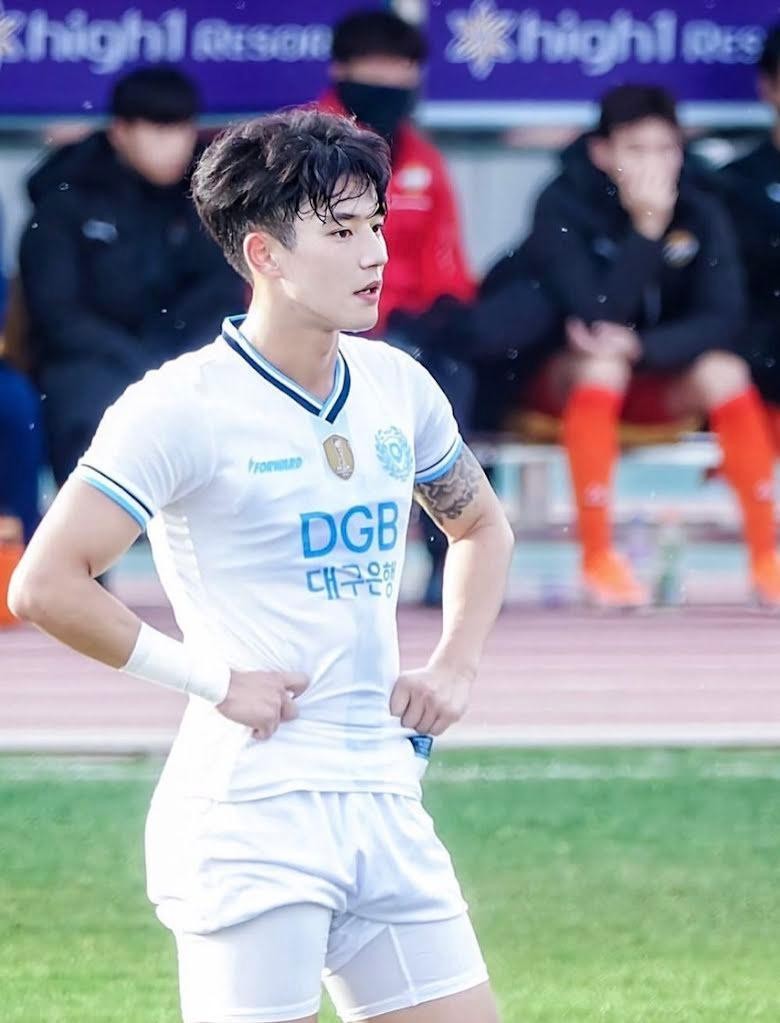 Cầu thủ Hàn Quốc gây \'bão\' vì đẹp trai như idol, có hơn nửa triệu ...