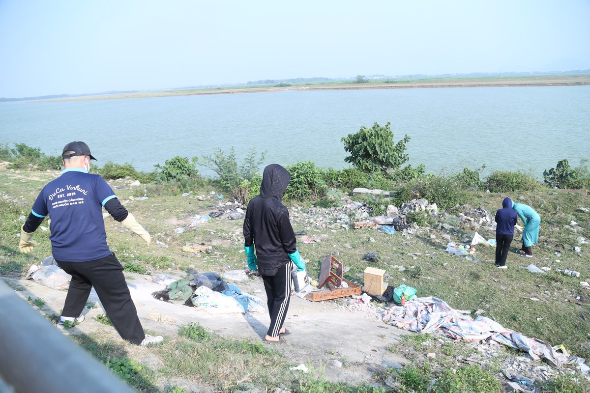 Nhóm Gen Z 'Nghệ An xanh' tình nguyện nhặt rác, bảo vệ môi trường ảnh 2