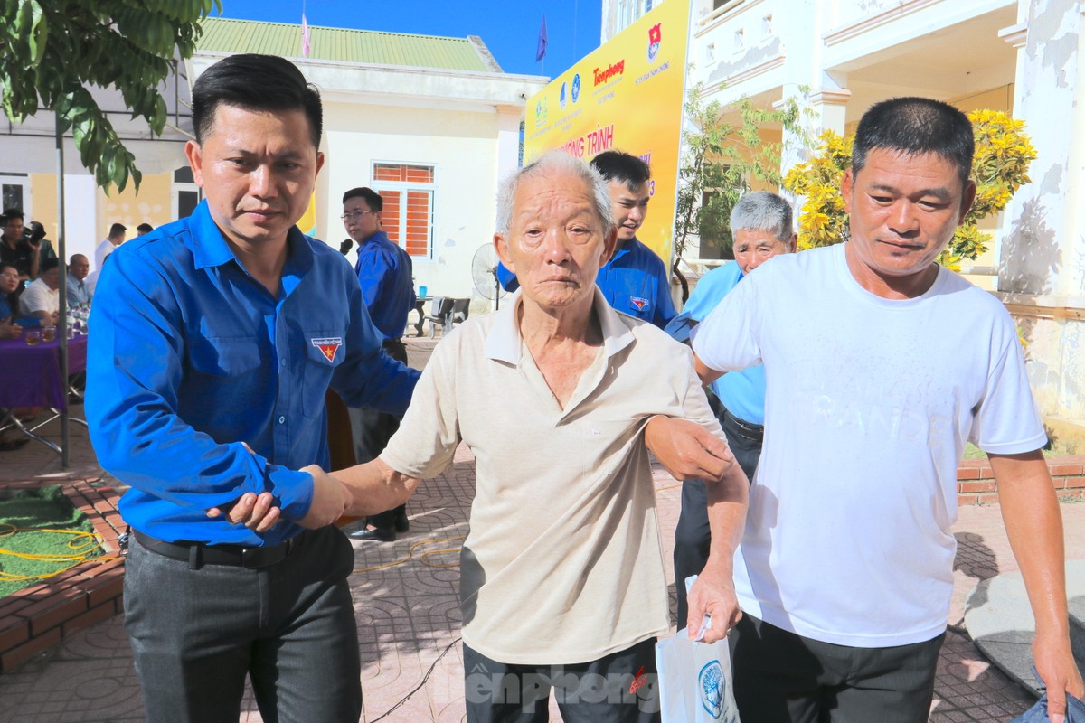 Hội LHTN, Hội Thầy thuốc trẻ tỉnh Nghệ An và báo Tiền Phong khám, phát thuốc miễn phí cho người dân ảnh 7