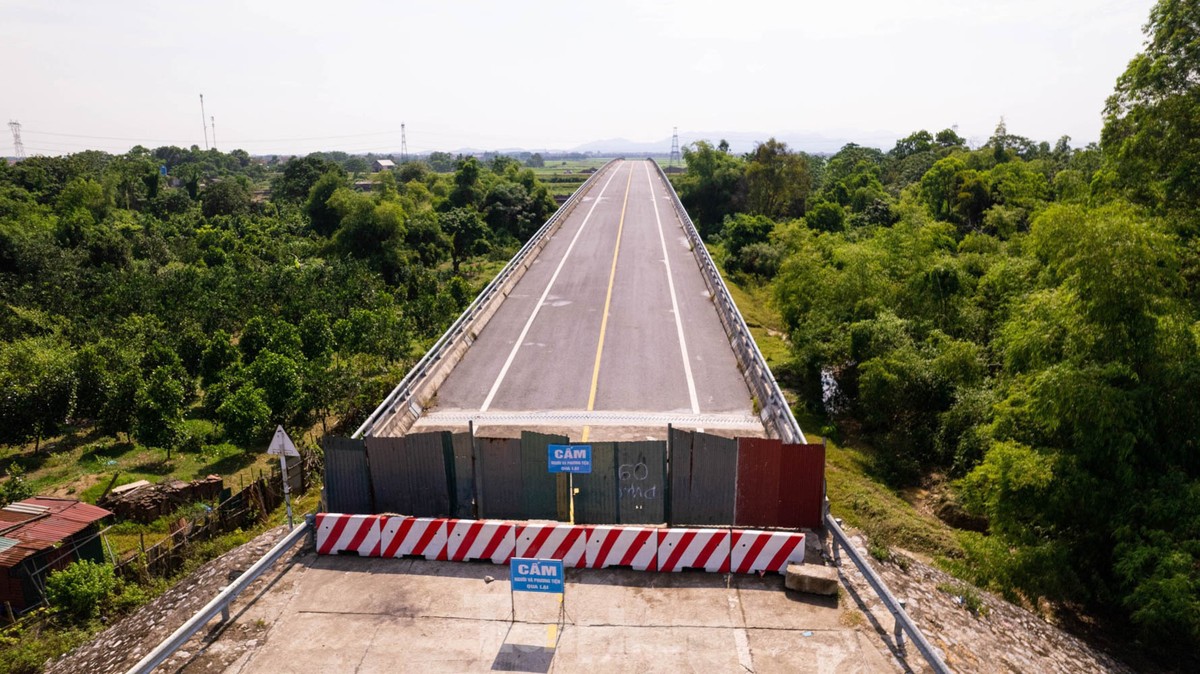 Kỳ lạ cây cầu trăm tỷ xây xong 3 năm để... 'làm cảnh' ảnh 5