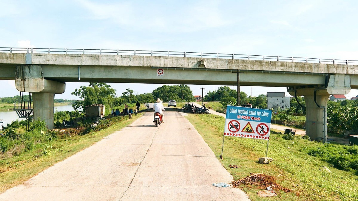 Kỳ lạ cây cầu trăm tỷ xây xong 3 năm để... 'làm cảnh' ảnh 10