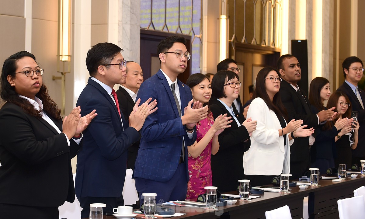 Thủ tướng Phạm Minh Chính và Thủ tướng Lý Hiển Long gặp mặt đại biểu thanh niên hai nước ảnh 5