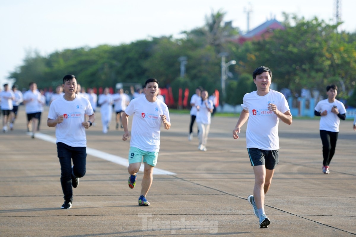 Hoa hậu Đỗ Thị Hà, Đoàn Thiên Ân cùng hơn 200 sinh viên tham gia giải chạy ở Trường Sa ảnh 3
