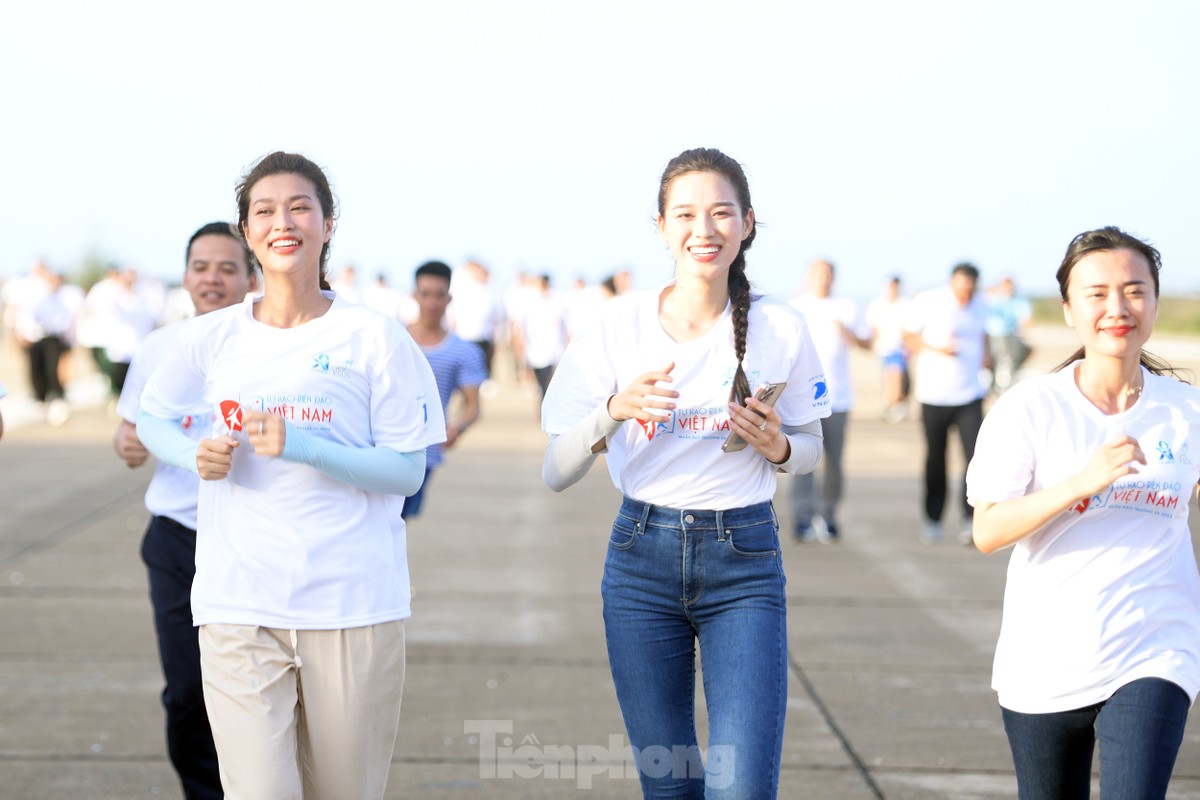 Hoa hậu Đỗ Thị Hà, Đoàn Thiên Ân cùng hơn 200 sinh viên tham gia giải chạy ở Trường Sa ảnh 4