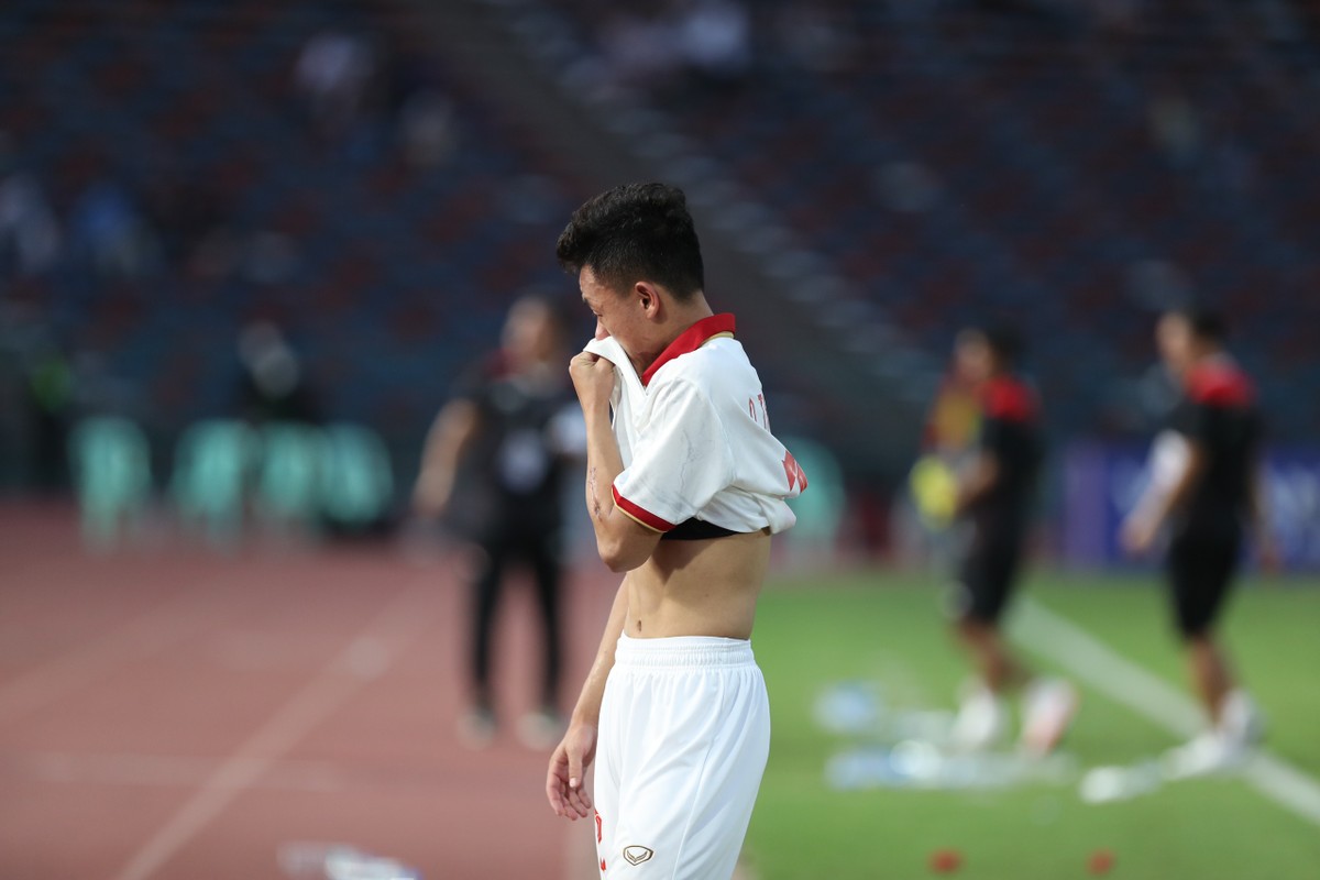 Ngôi sao U22 Việt Nam khóc rưng rức sau thất bại nuối tiếc tại SEA Games 32 ảnh 7