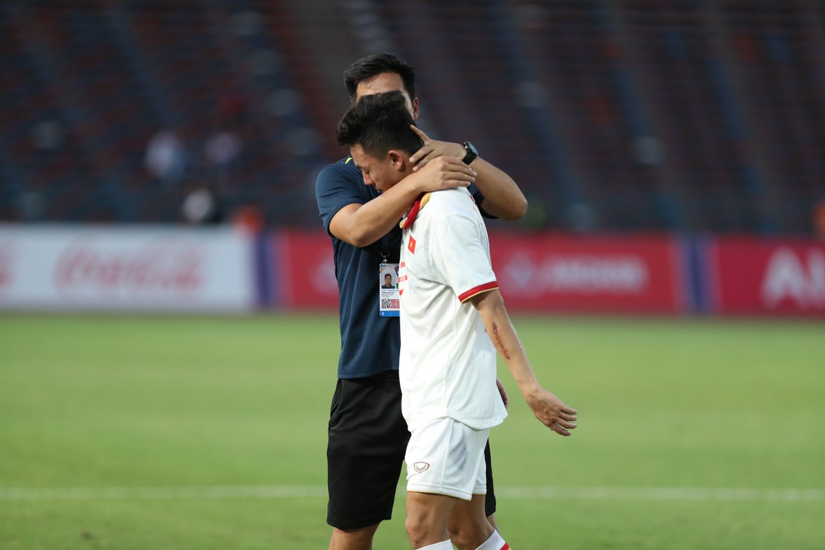 Ngôi sao U22 Việt Nam khóc rưng rức sau thất bại nuối tiếc tại SEA Games 32 ảnh 6
