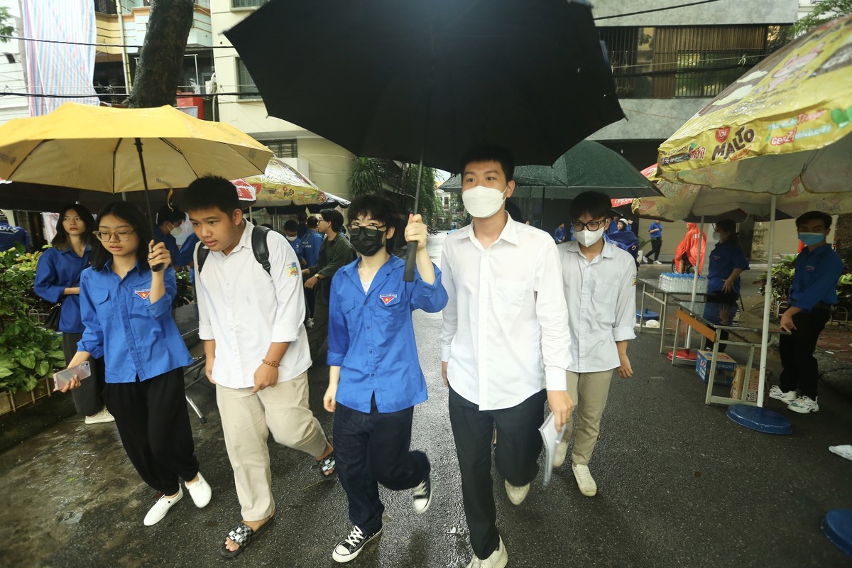 'Áo xanh' tình nguyện đội mưa, che ô cho thí sinh vào phòng thi ảnh 5