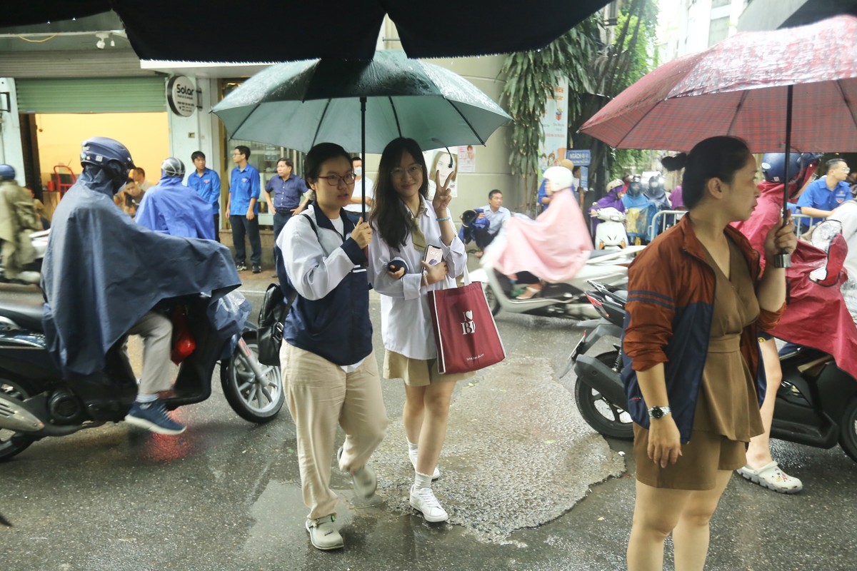 'Áo xanh' tình nguyện đội mưa, che ô cho thí sinh vào phòng thi ảnh 14