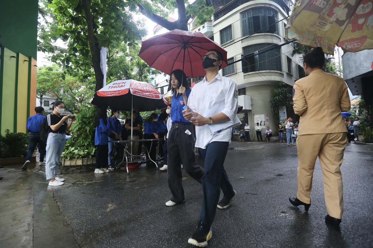 'Áo xanh' tình nguyện đội mưa, che ô cho thí sinh vào phòng thi ảnh 7