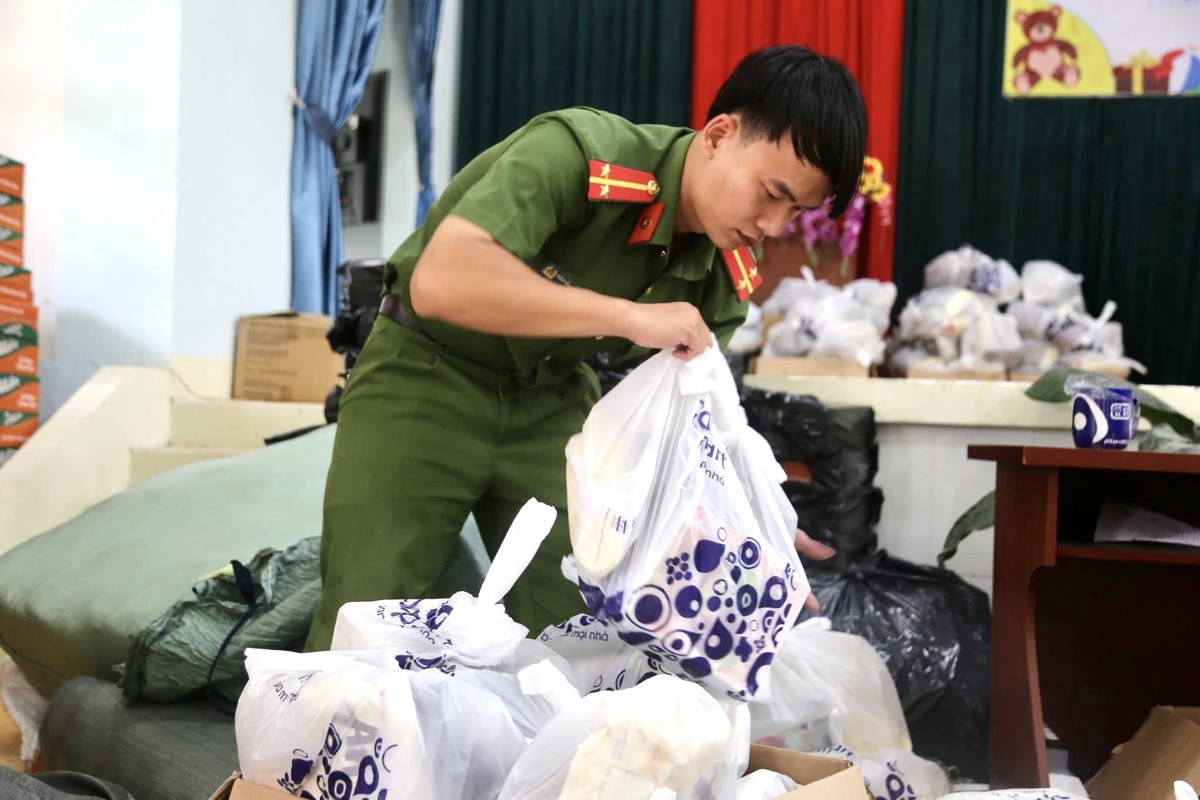Tuổi trẻ Công an Kon Tum tiếp sức học sinh nghèo đến trường ảnh 4