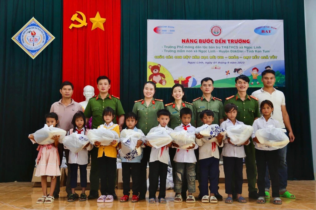 Tuổi trẻ Công an Kon Tum tiếp sức học sinh nghèo đến trường ảnh 9